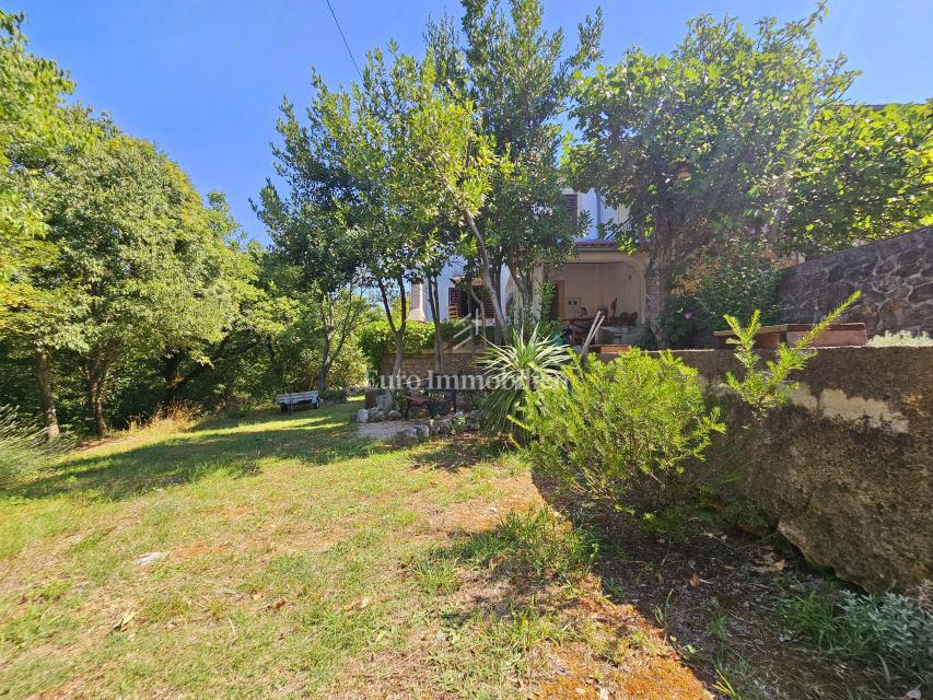 Casa a Krk con ampio giardino, potenziale!