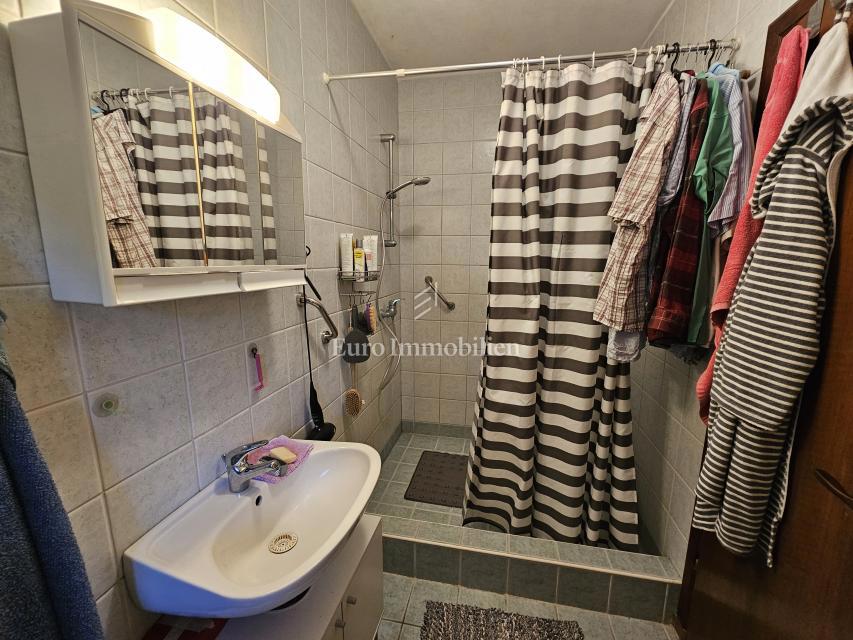 Casa a Krk con ampio giardino, potenziale!