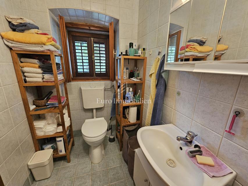 Casa a Krk con ampio giardino, potenziale!