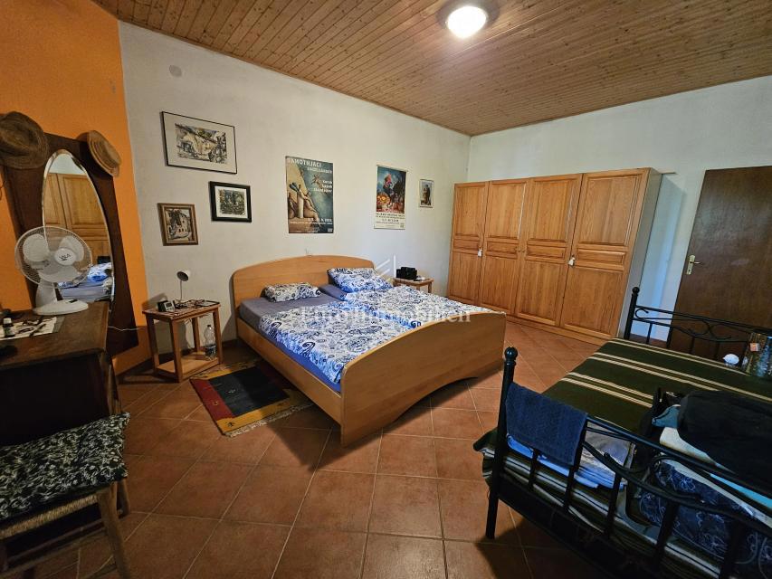 Casa a Krk con ampio giardino, potenziale!