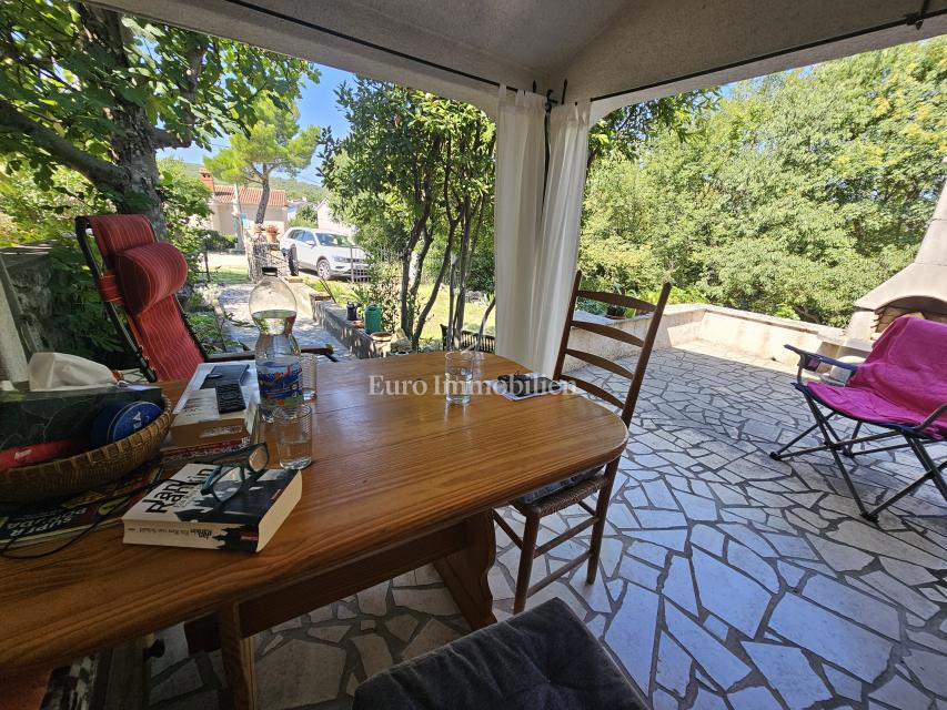 Casa a Krk con ampio giardino, potenziale!