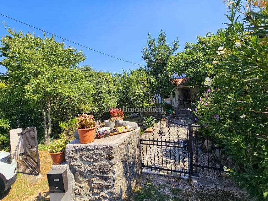 Casa a Krk con ampio giardino, potenziale!