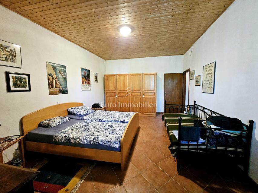 Casa a Krk con ampio giardino, potenziale!