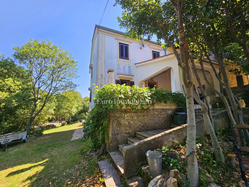 Casa a Krk con ampio giardino, potenziale!