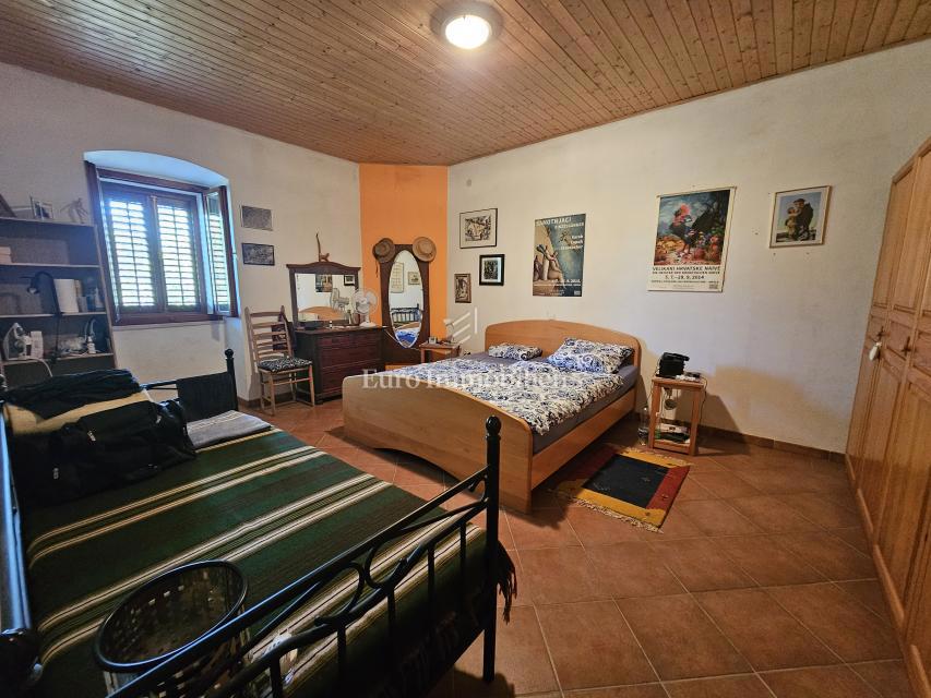 Casa a Krk con ampio giardino, potenziale!