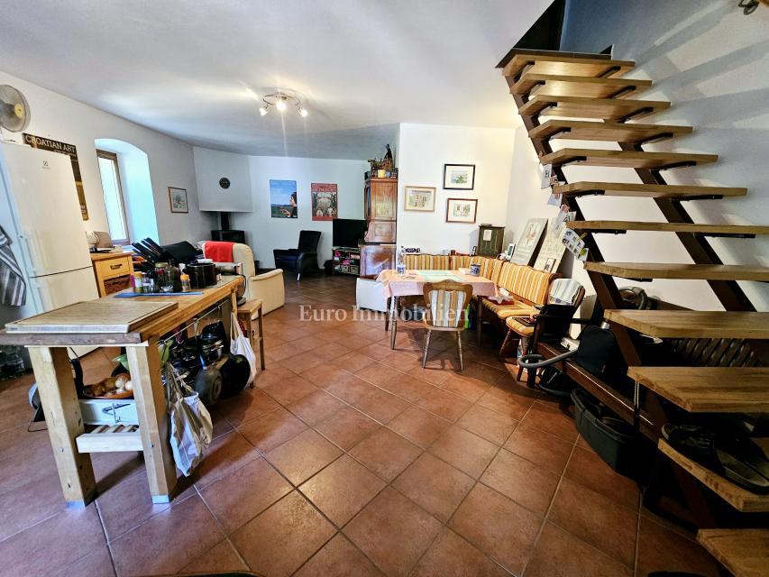 Casa a Krk con ampio giardino, potenziale!