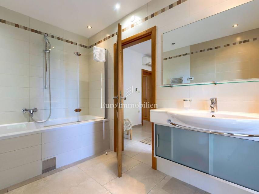 Casa in pietra con piscina e ampio giardino, Buje