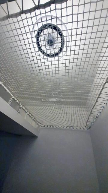 Appartamento al piano terra arredato in stile moderno con giardino