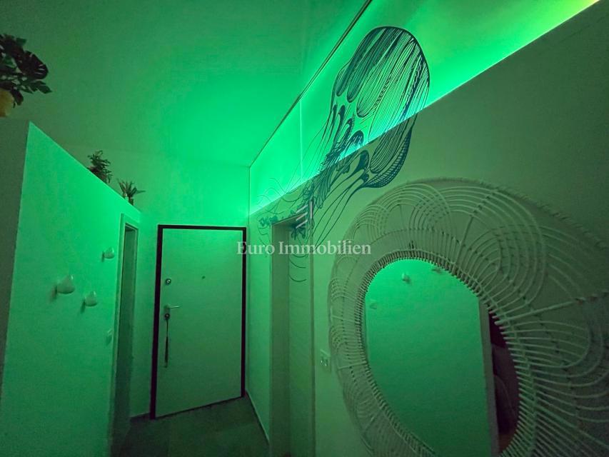 Appartamento al piano terra arredato in stile moderno con giardino