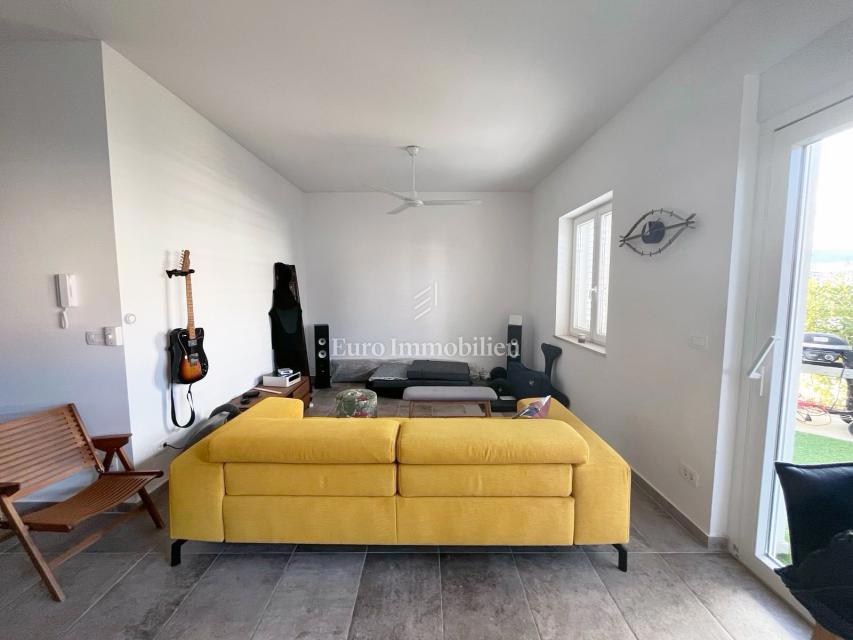 Appartamento al piano terra arredato in stile moderno con giardino