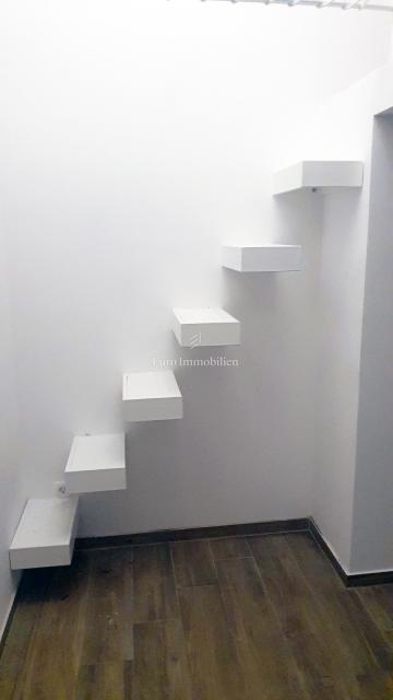 Appartamento al piano terra arredato in stile moderno con giardino