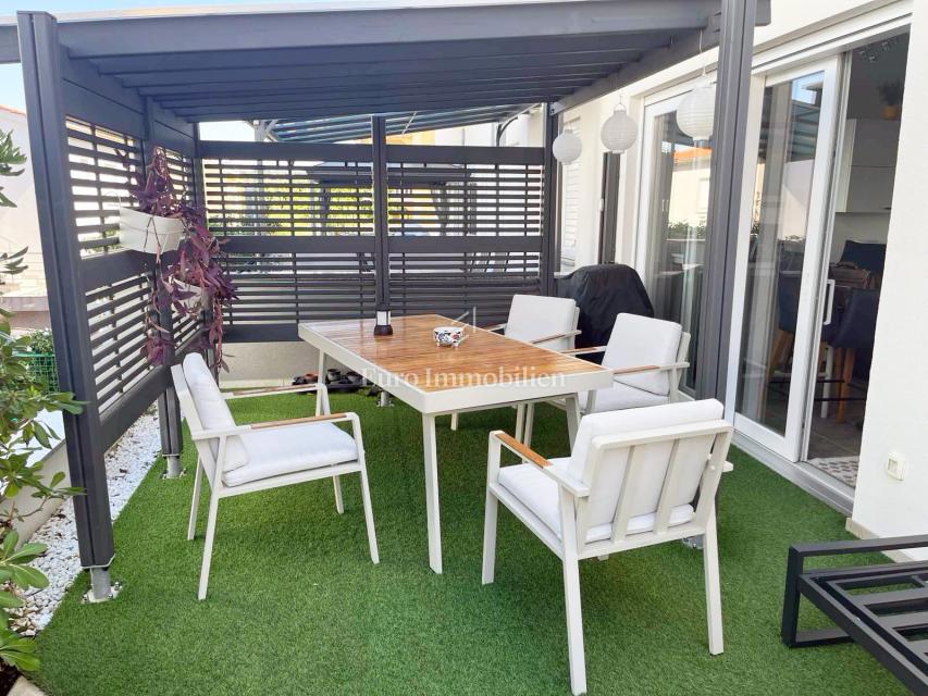 Appartamento al piano terra arredato in stile moderno con giardino