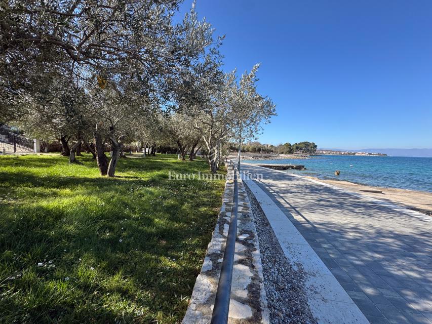 Appartamento al piano terra arredato in stile moderno con giardino