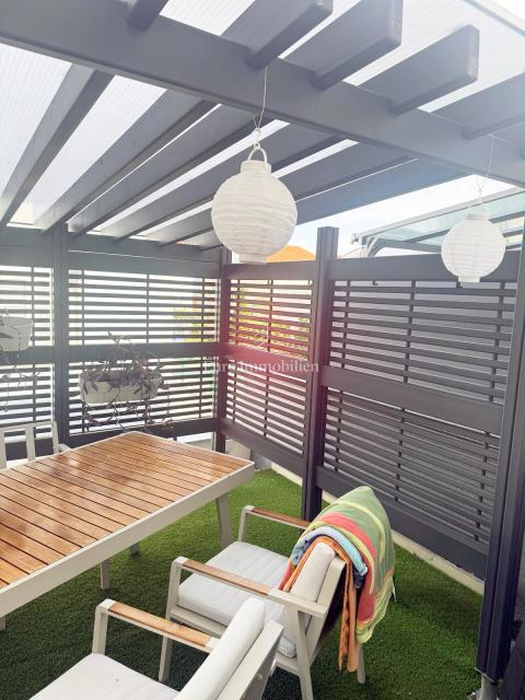 Appartamento al piano terra arredato in stile moderno con giardino