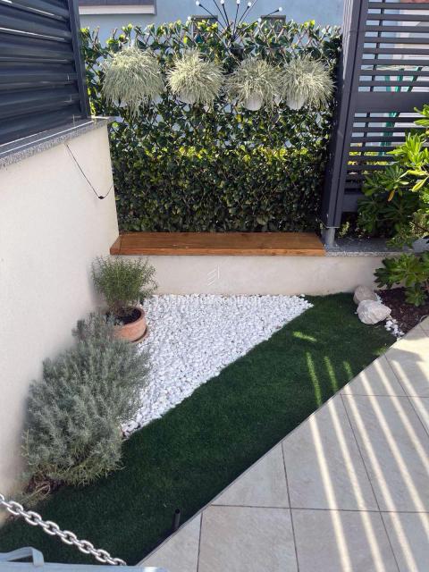 Appartamento al piano terra arredato in stile moderno con giardino