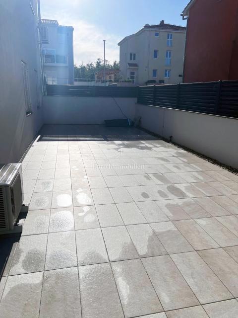 Appartamento al piano terra arredato in stile moderno con giardino