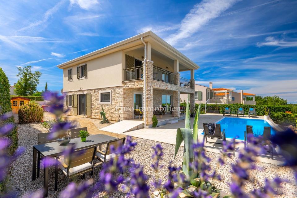 Casa mediterranea con vista mare