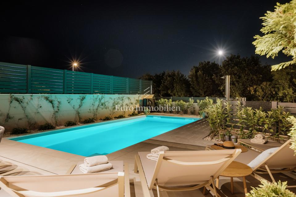 Moderna casa con piscina vicino a Parenzo