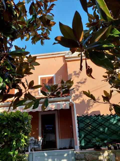 Casa con due appartamenti, a soli 350 metri dal mare!