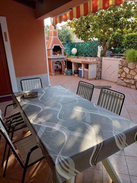 Casa con due appartamenti, a soli 350 metri dal mare!