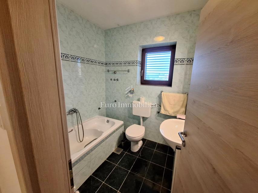 Casa con giardino e piscina in ottima posizione, Krk