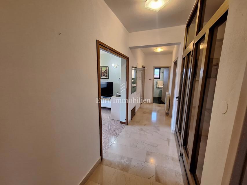 Casa con giardino e piscina in ottima posizione, Krk