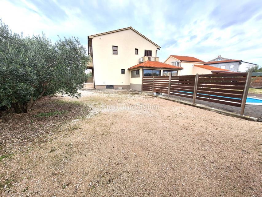 Casa con giardino e piscina in ottima posizione, Krk