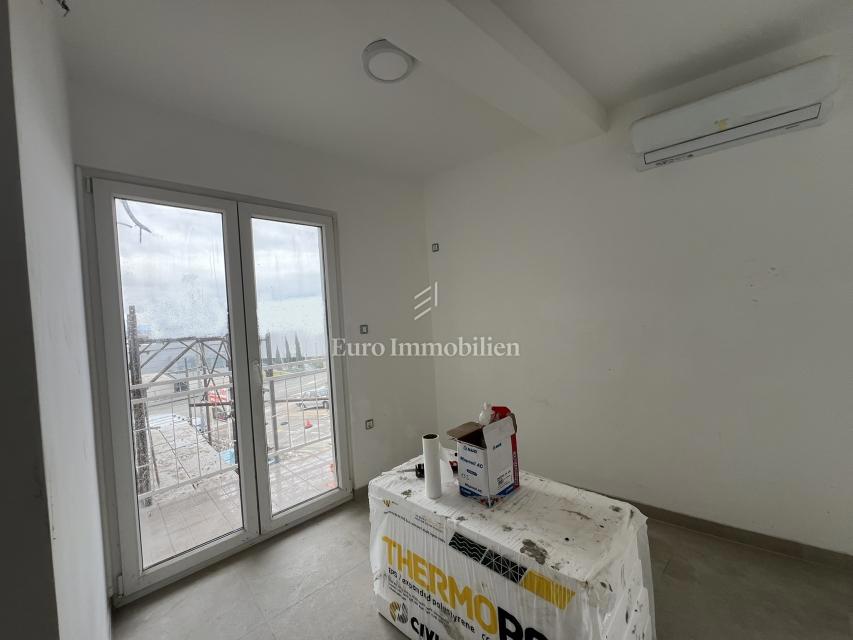 Crikvenica, appartamento con ampia terrazza e vista mare