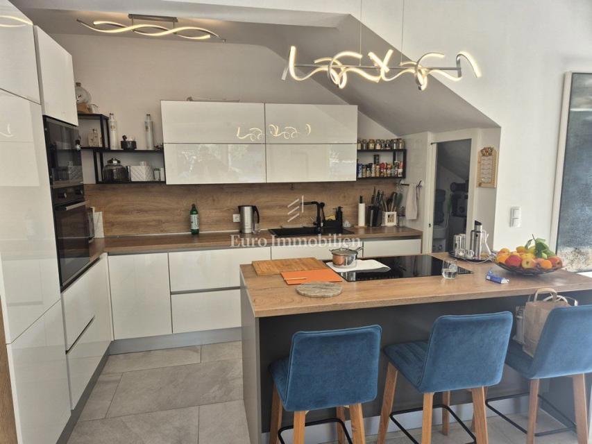 Pirovac - villa con piscina in posizione tranquilla