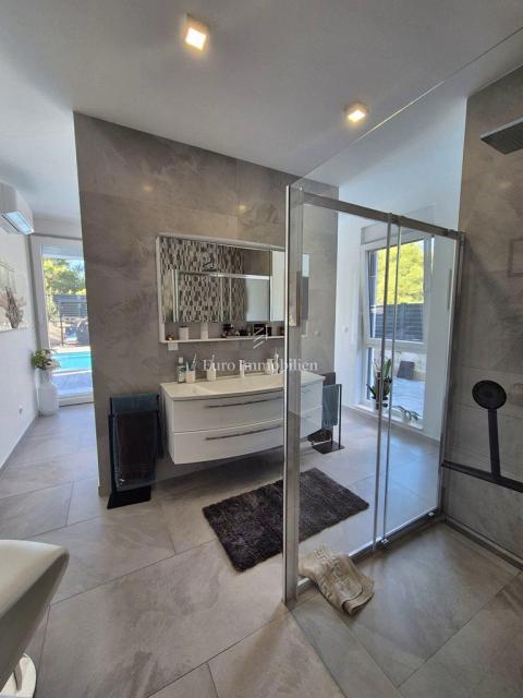 Pirovac - villa con piscina in posizione tranquilla