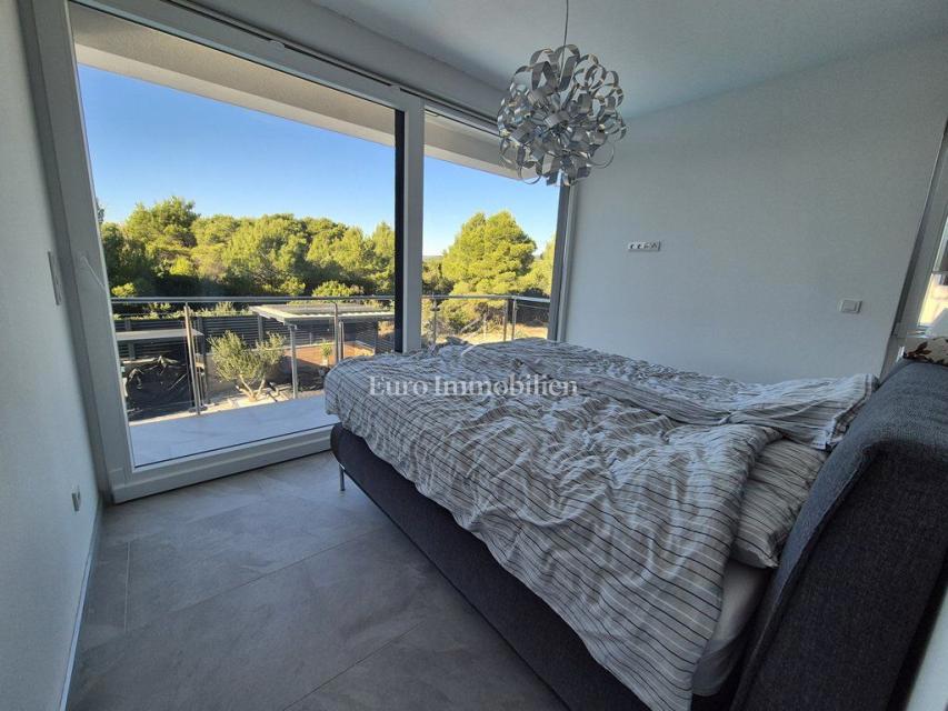 Pirovac - villa con piscina in posizione tranquilla