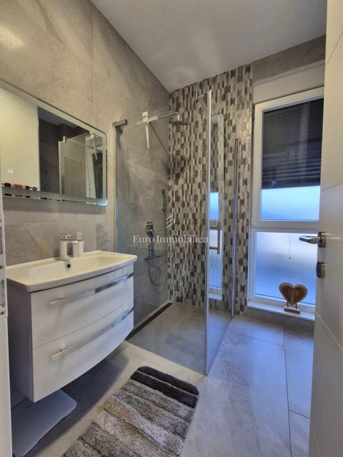 Pirovac - villa con piscina in posizione tranquilla