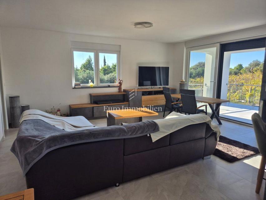 Pirovac - villa con piscina in posizione tranquilla