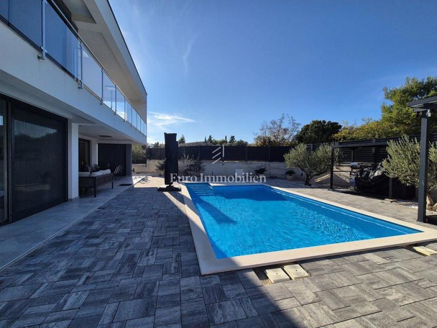 Pirovac - villa con piscina in posizione tranquilla