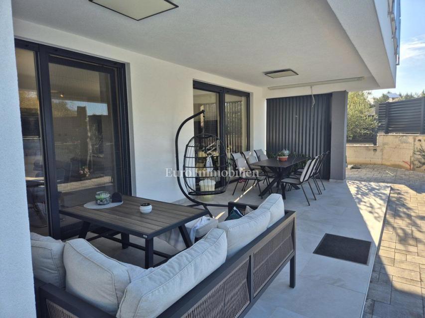 Pirovac - villa con piscina in posizione tranquilla