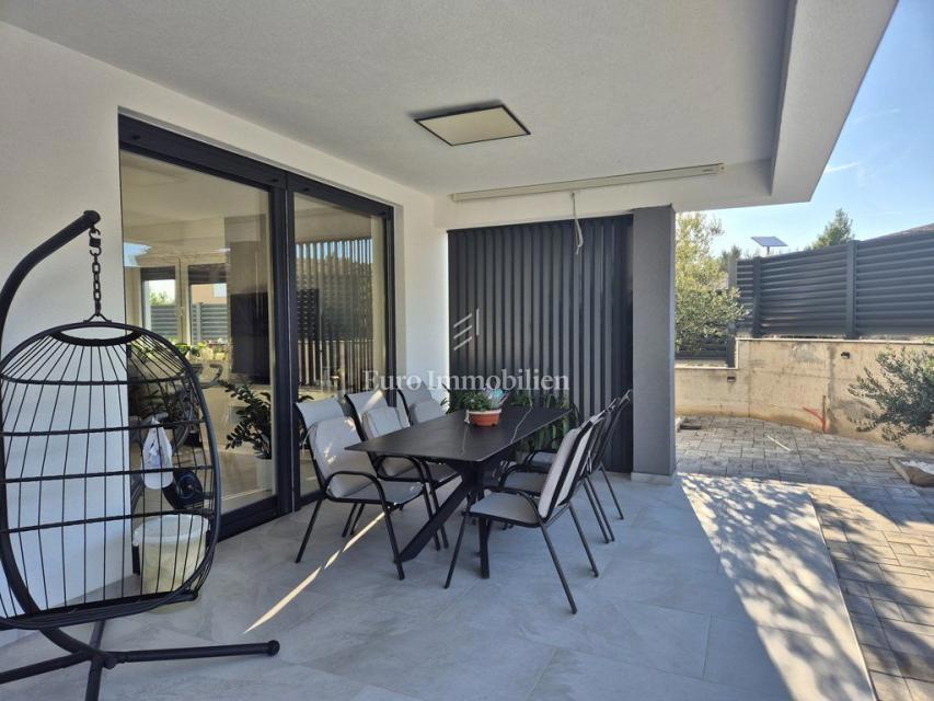 Pirovac - villa con piscina in posizione tranquilla