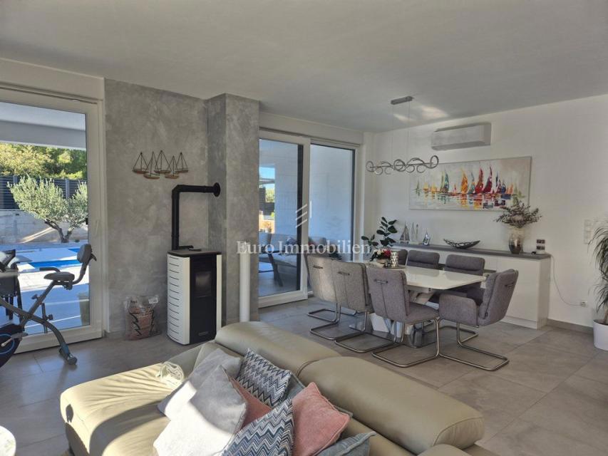 Pirovac - villa con piscina in posizione tranquilla