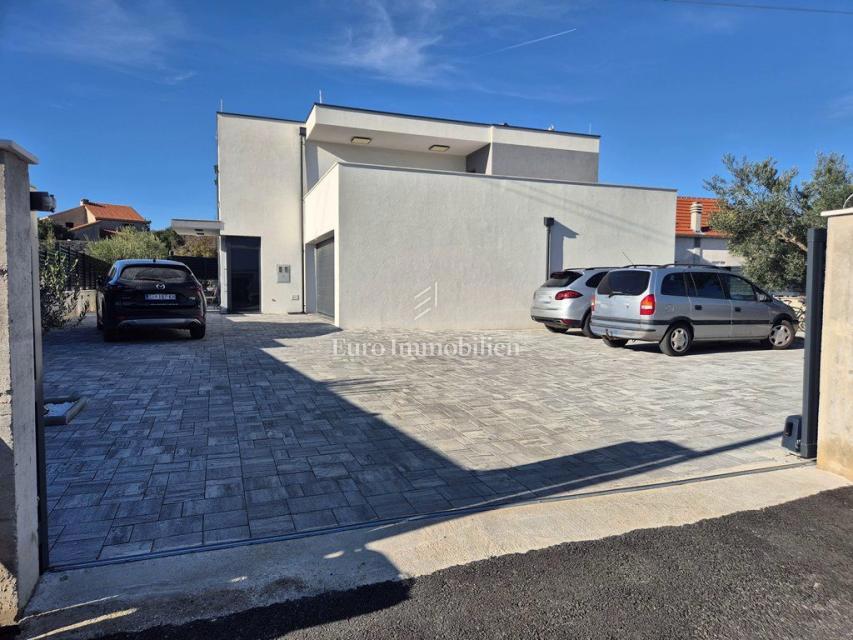 Pirovac - villa con piscina in posizione tranquilla