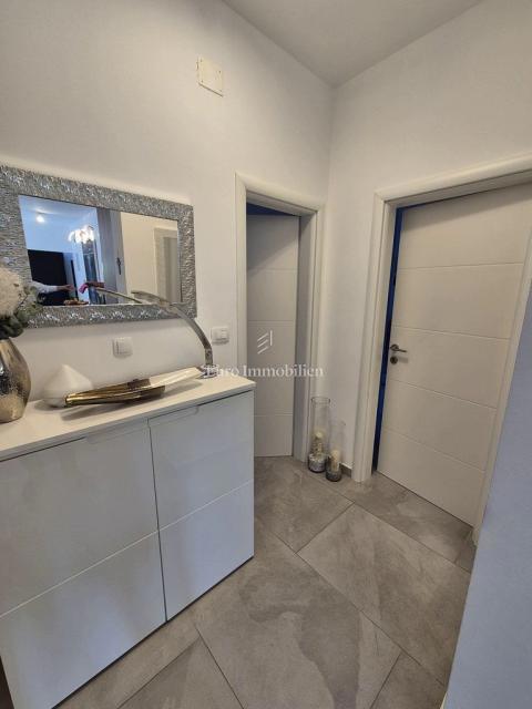 Pirovac - villa con piscina in posizione tranquilla