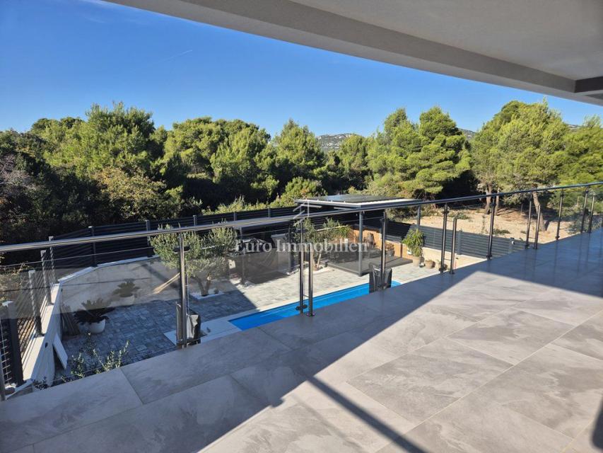 Pirovac - villa con piscina in posizione tranquilla