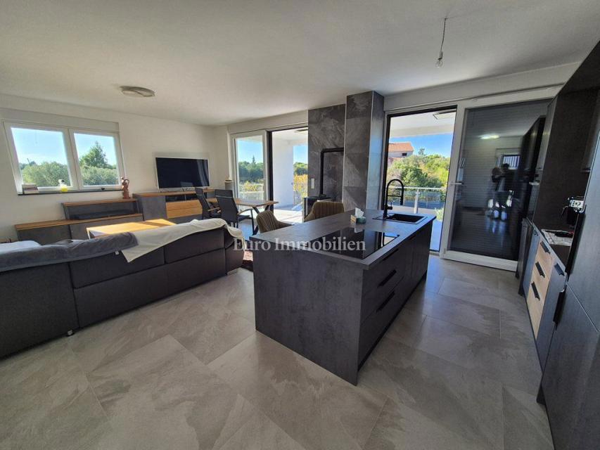 Pirovac - villa con piscina in posizione tranquilla