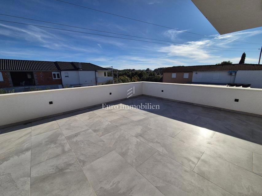 Pirovac - villa con piscina in posizione tranquilla