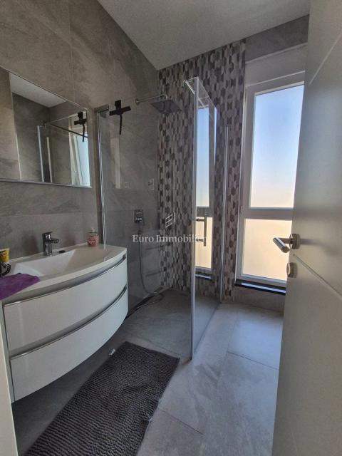 Pirovac - villa con piscina in posizione tranquilla