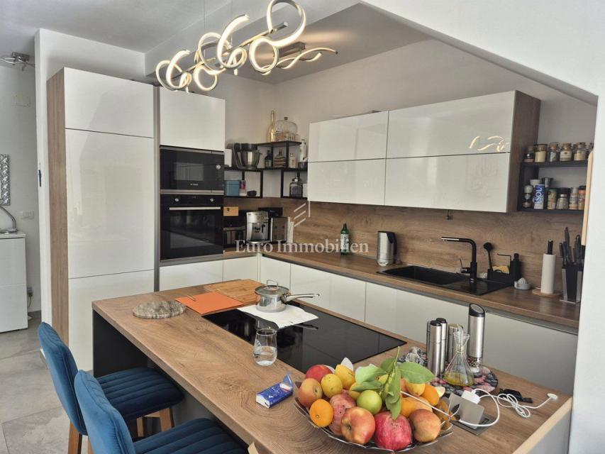 Pirovac - villa con piscina in posizione tranquilla