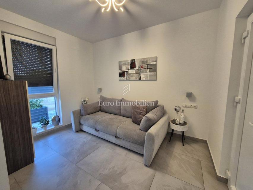 Pirovac - villa con piscina in posizione tranquilla