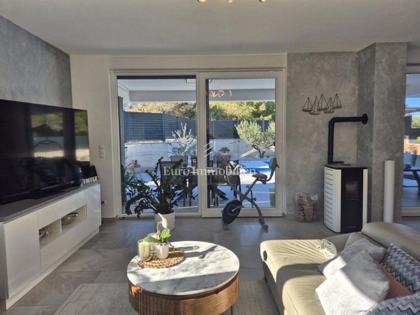 Pirovac - villa con piscina in posizione tranquilla