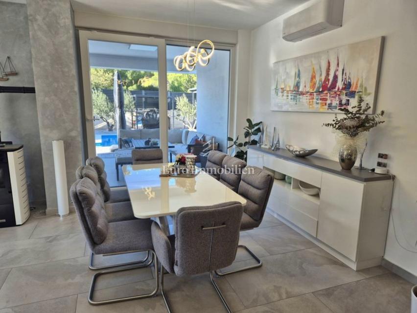 Pirovac - villa con piscina in posizione tranquilla