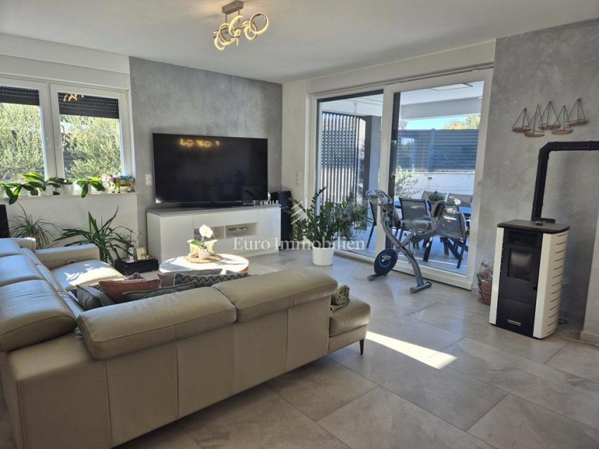 Pirovac - villa con piscina in posizione tranquilla