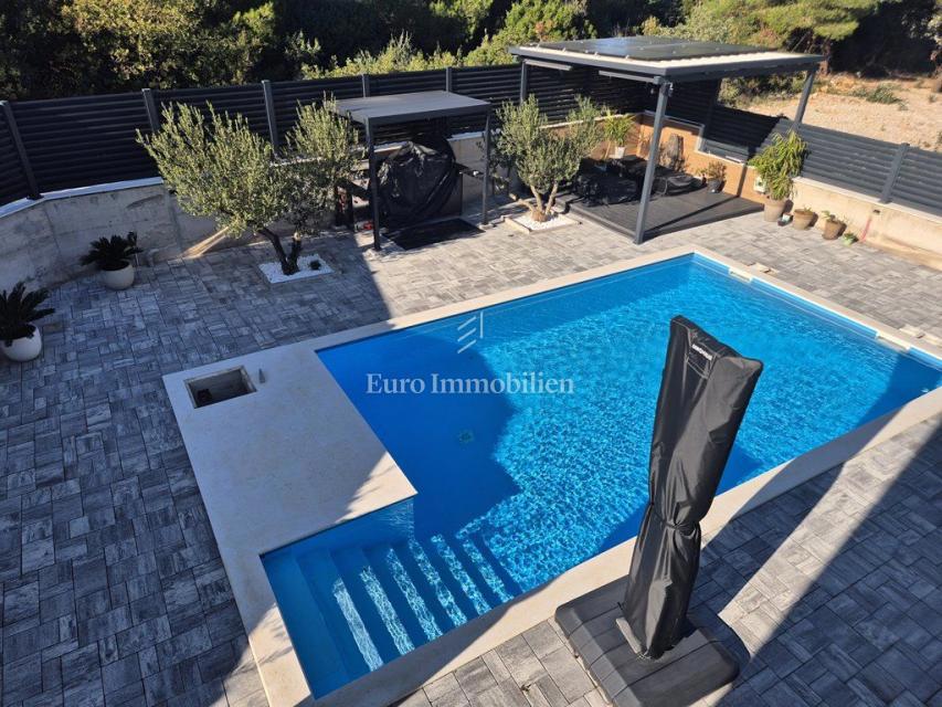 Pirovac - villa con piscina in posizione tranquilla