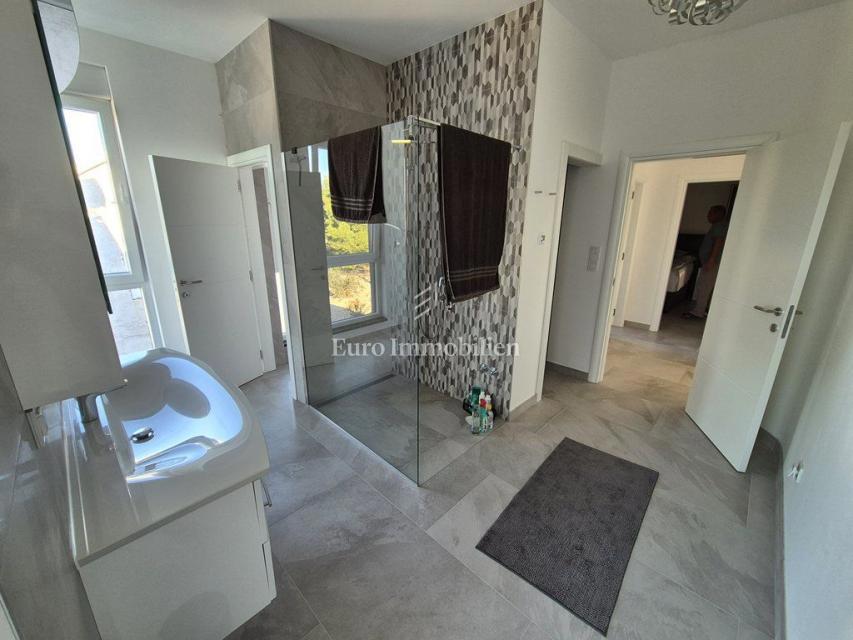 Pirovac - villa con piscina in posizione tranquilla